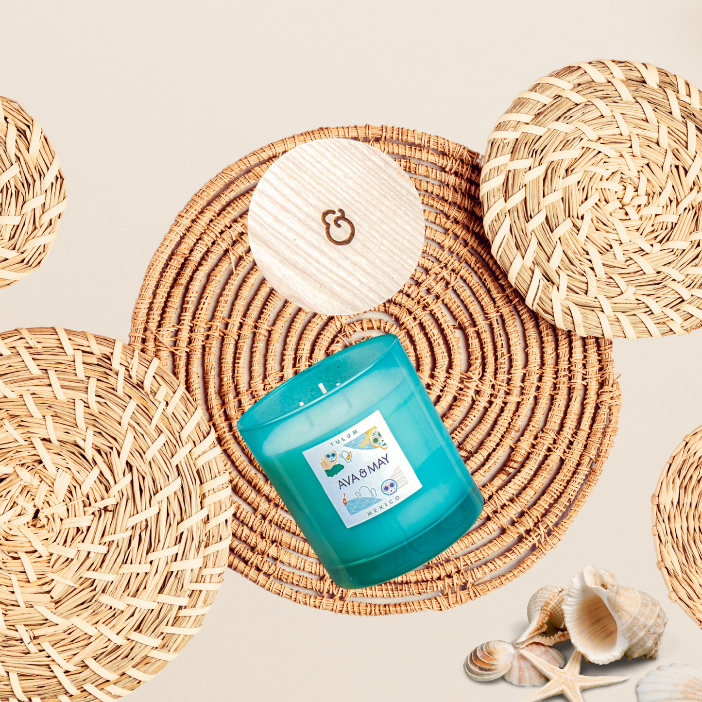 Lumânare parfumată AVA & MAY Tulum, Mexico 500g – Arome exotice de frangipani, lemn de santal și nucă de cocos
