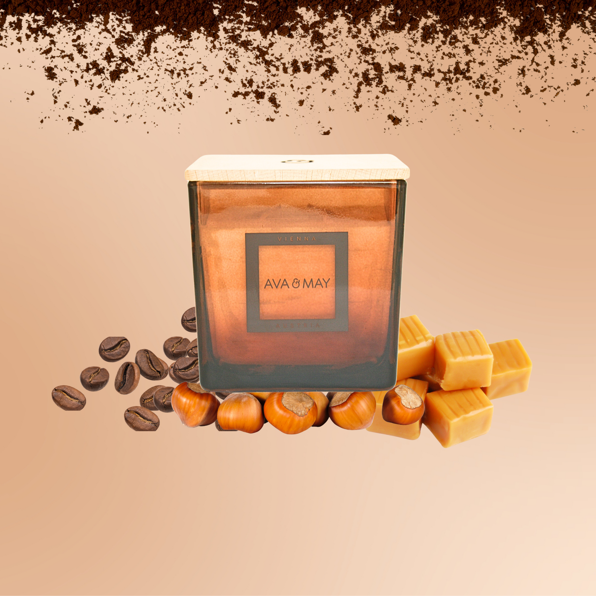 Lumânare parfumată AVA & MAY Vienna 500g cu arome de caramel, vanilie și note lemnoase