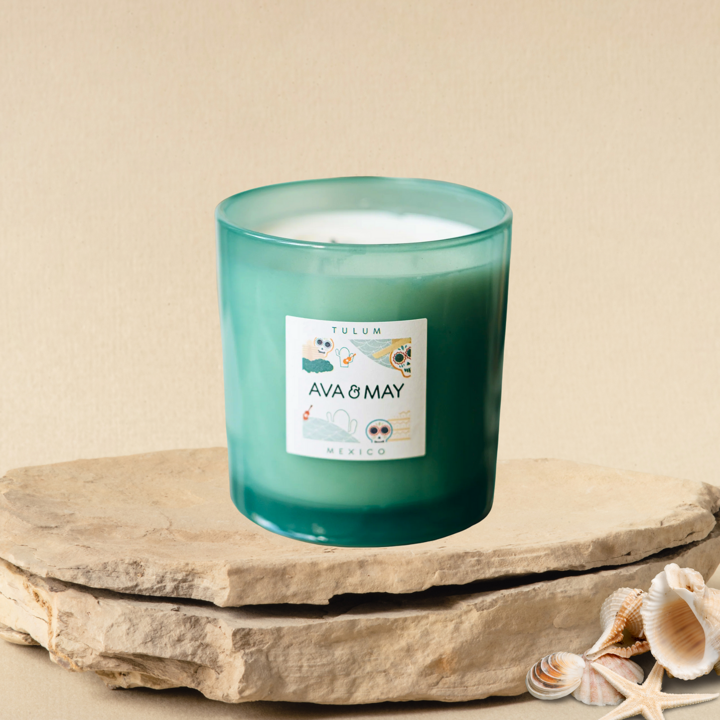Lumânare parfumată AVA & MAY Tulum, Mexico 500g – Arome exotice de frangipani, lemn de santal și nucă de cocos
